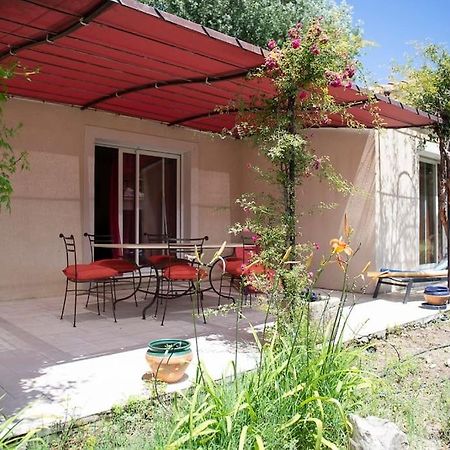 Petit Paradis . Pujaut Buitenkant foto