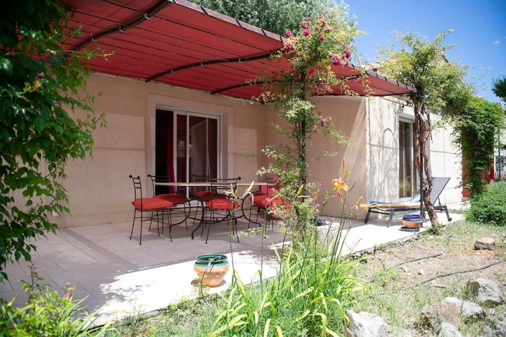 Petit Paradis . Pujaut Buitenkant foto